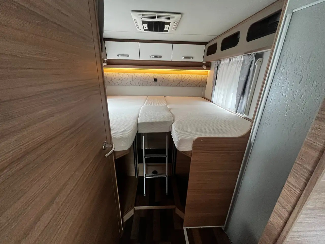 Half integraal camper Weinsberg CaraSuite 700 ME