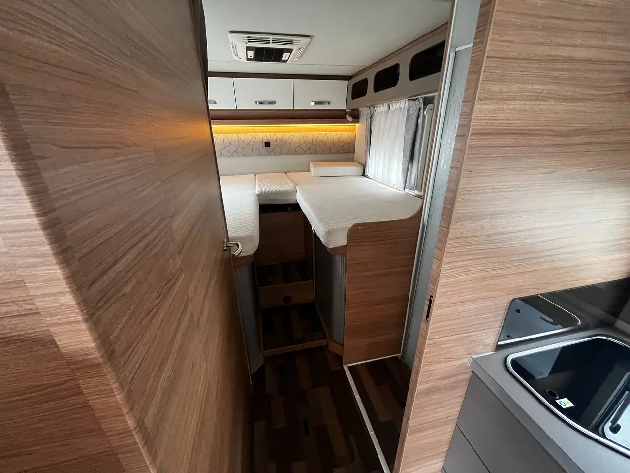 Half integraal camper Weinsberg CaraSuite 700 ME