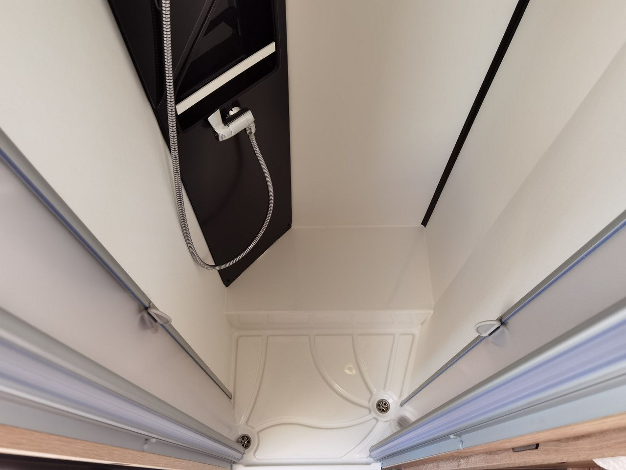 Integraal camper Eura Mobil INTEGRA LINE 720 EF / 180PS-9G 40H /EINZELBETTEN