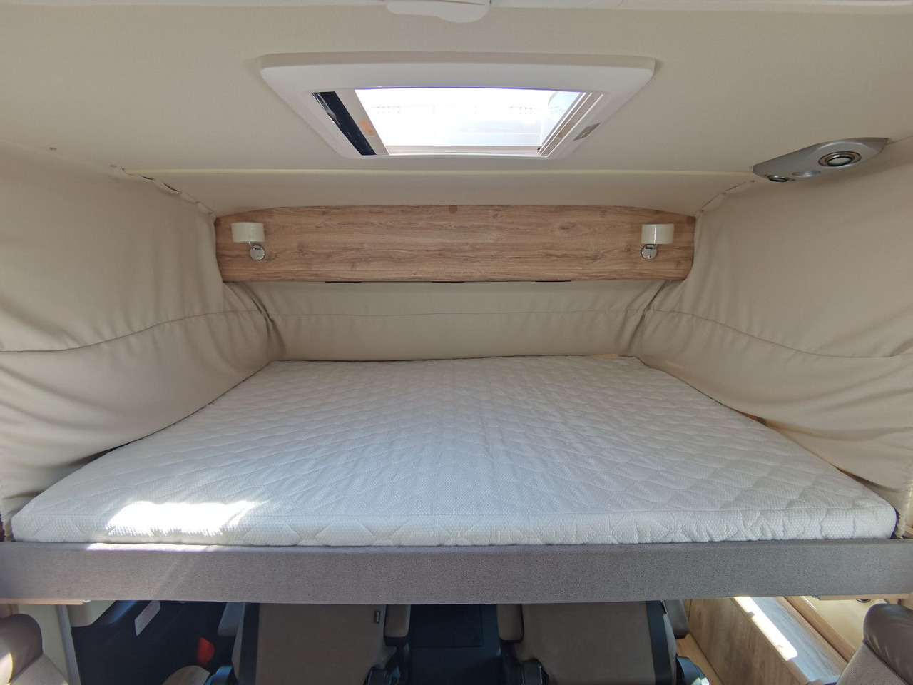 Integraal camper Eura Mobil INTEGRA LINE 720 EF / 180PS-9G 40H /EINZELBETTEN
