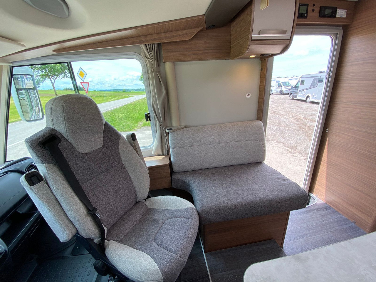 Integraal camper Knaus Live I 700 MEG,Automatik, Längsbetten