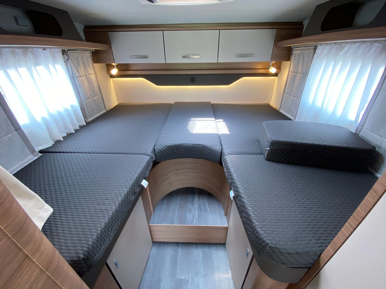 Integraal camper Knaus Live I 700 MEG,Automatik, Längsbetten