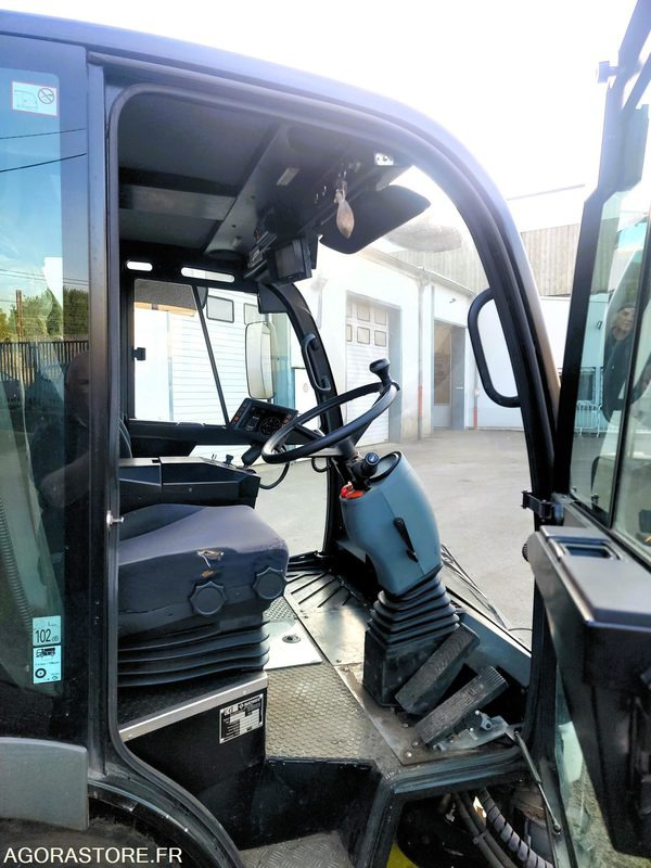 Veegwagen GRAND AZURA MC420