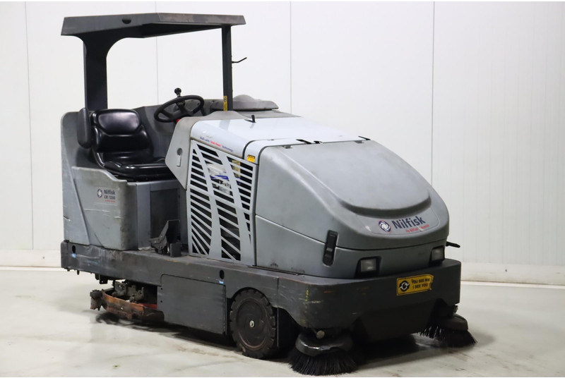 Veegwagen Nilfisk CR1200
