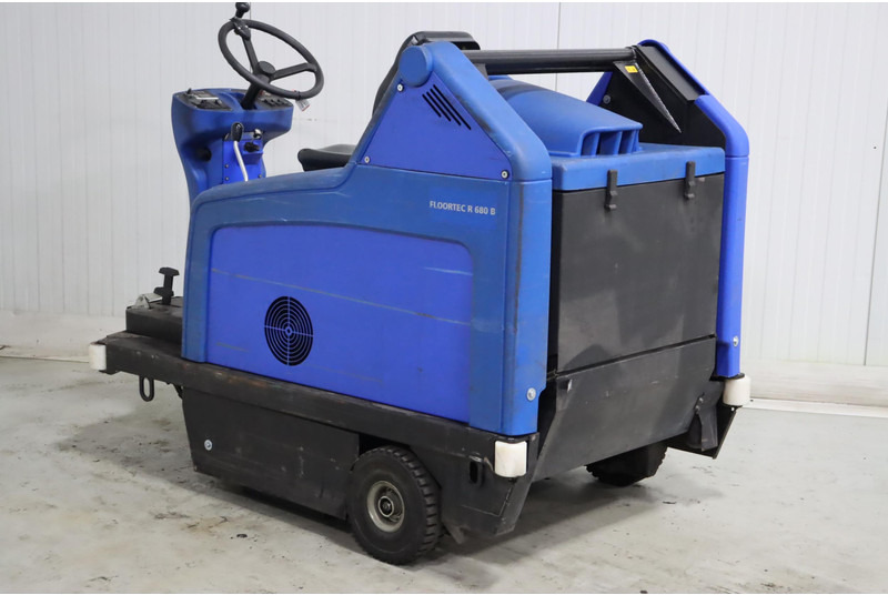 Veegwagen Nilfisk Floortec R680B