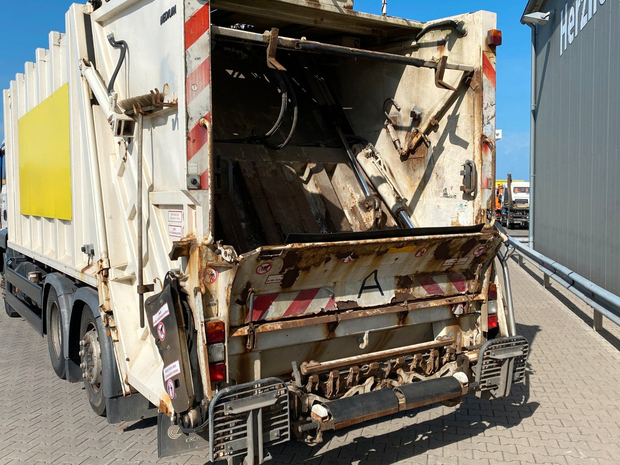 Vuilniswagen MAN TGS 26.320 6x2-4 | Zöller Medium X2EC24*3x Sitze