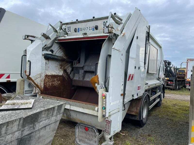 Vuilniswagen Renault D-Series 19 Wide