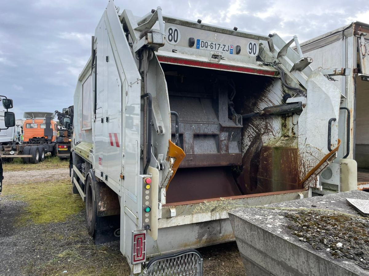 Vuilniswagen Renault D-Series 19 Wide