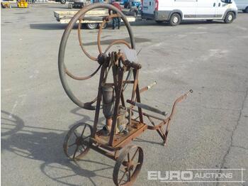 Apparatuur na de oogst Antique Wine Pump / Bomba Vino Antigua: afbeelding 1