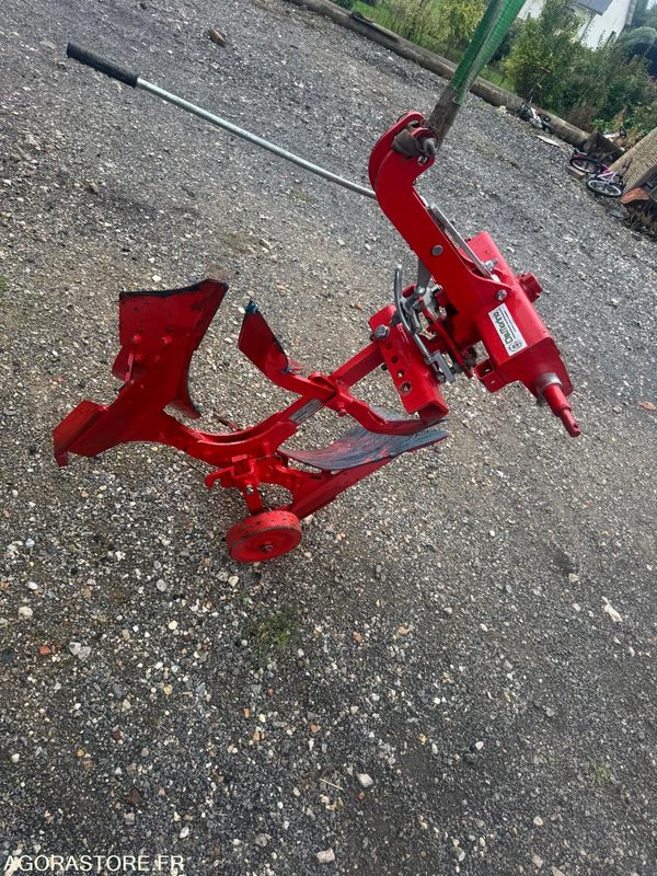 Landbouwmachine CHARRUE 1 SOCLE MICRO TRACTEUR