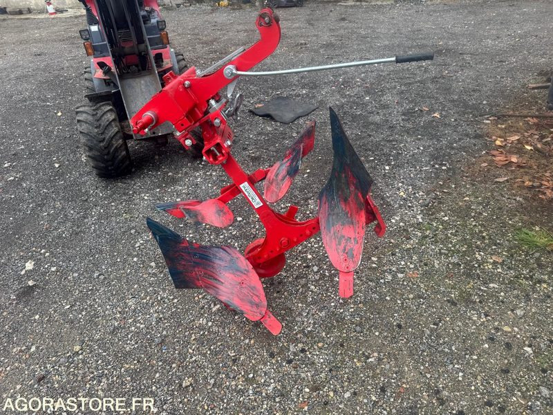 Landbouwmachine CHARRUE 1 SOCLE MICRO TRACTEUR