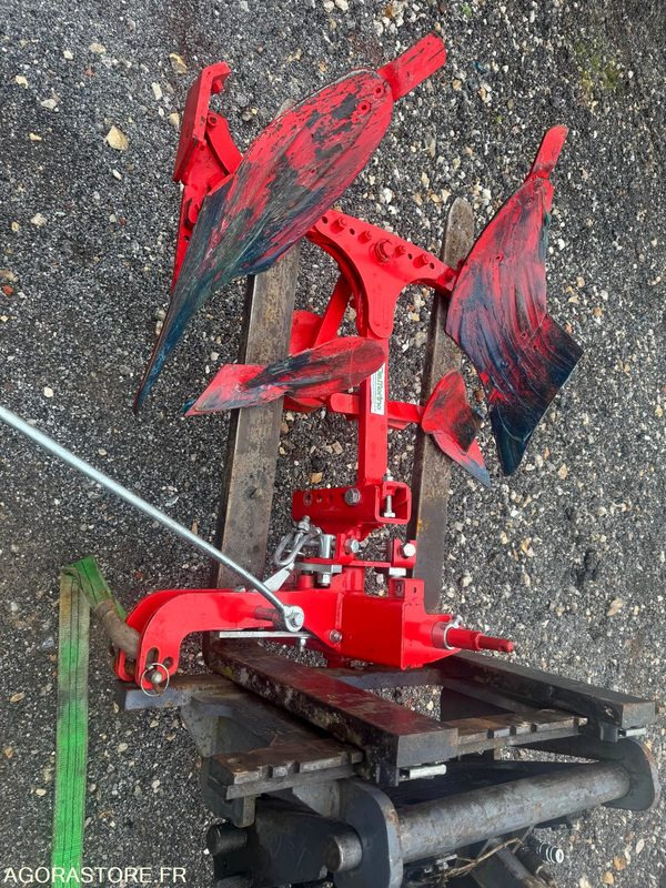 Landbouwmachine CHARRUE 1 SOCLE MICRO TRACTEUR