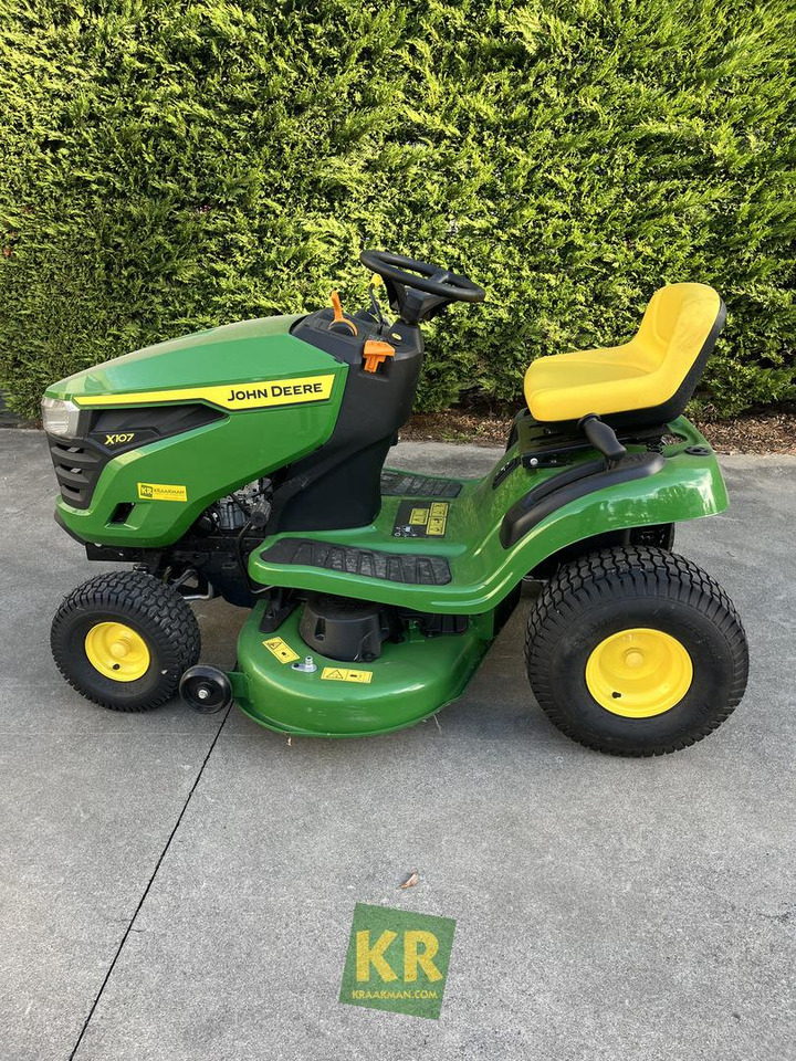 Gazonmaaier John Deere X107