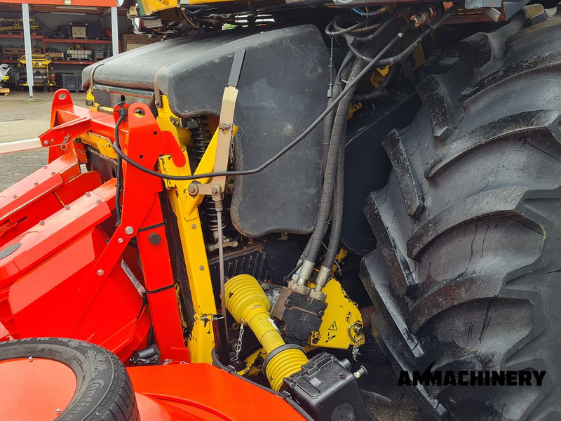 Hakselaar New Holland FR9060 for hemp harvest hemp harvester