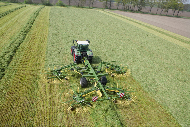 Hooischudder Krone vier harkelementen en Zijaflegharken