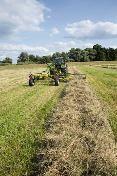 Hooischudder Krone vier harkelementen en Zijaflegharken