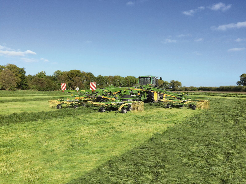Hooischudder Krone vier harkelementen en Zijaflegharken