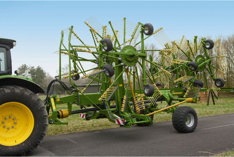 Hooischudder Krone vier harkelementen en Zijaflegharken