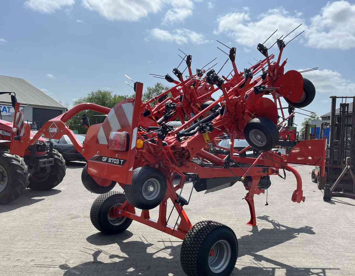 Hooischudder Kuhn GF8703T Schudder Tedder Kreiselheuer weidebouwmachines