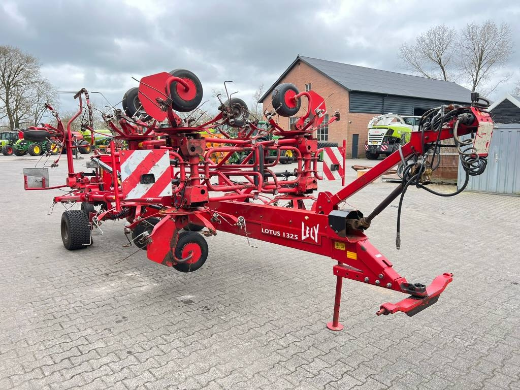 Hooischudder Lely Lotus 1325