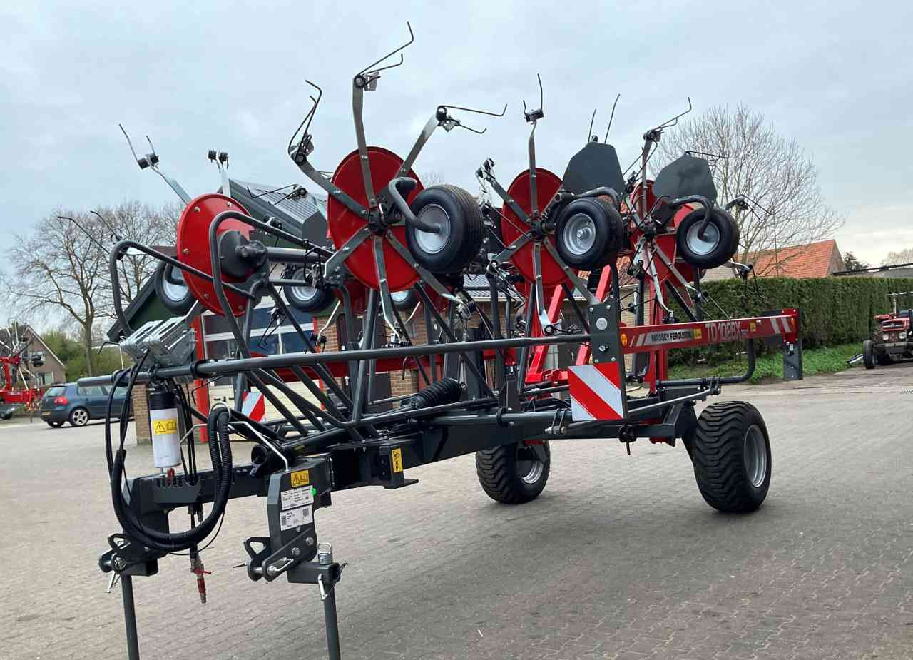 Hooischudder Massey Ferguson TD 1028X TRC Haaktandschudder Lely Lotus weidebouwmachines.
