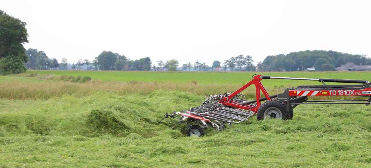 Hooischudder Massey Ferguson TD 1028X TRC Haaktandschudder Lely Lotus weidebouwmachines.