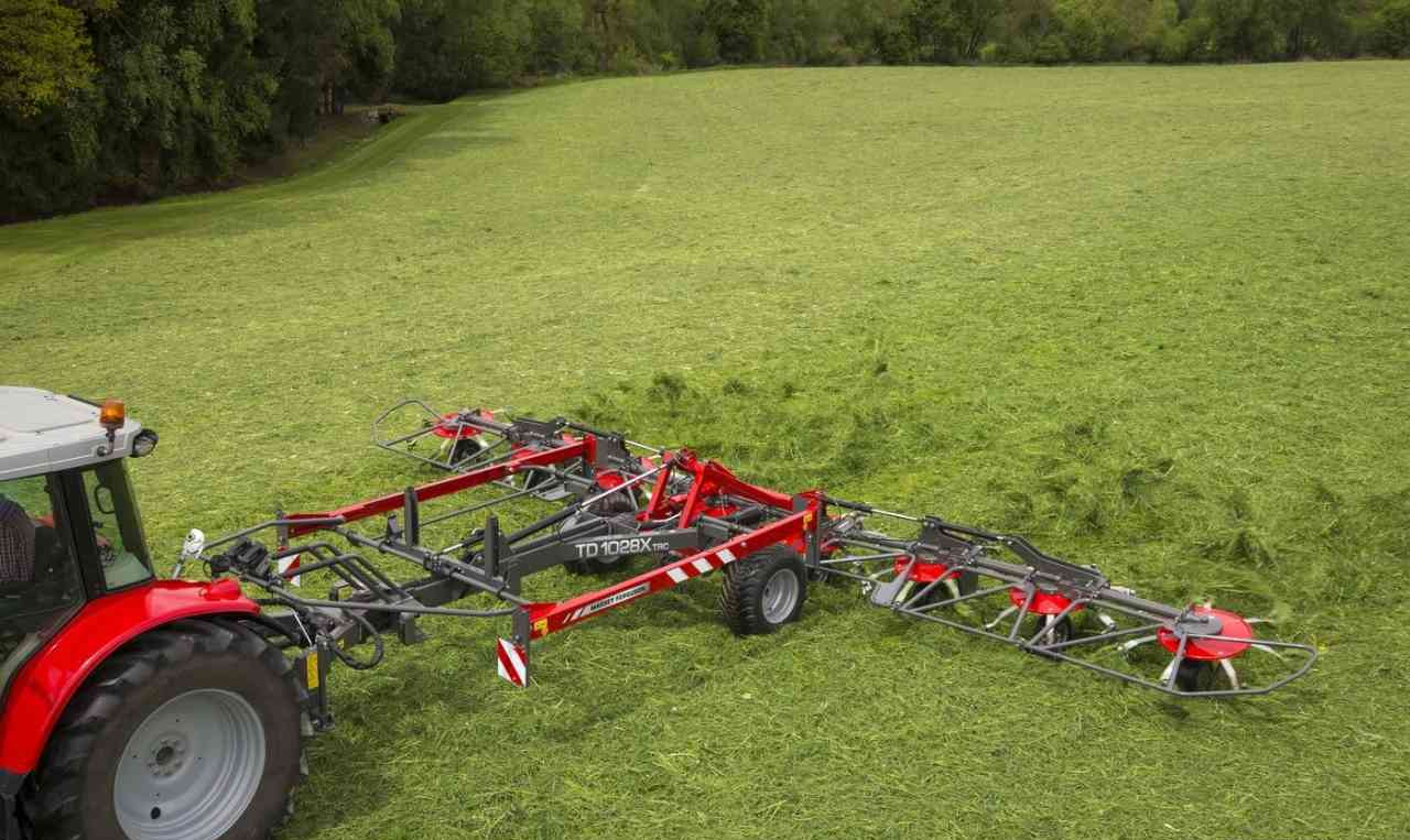 Hooischudder Massey Ferguson TD 1028X TRC Haaktandschudder Lely Lotus weidebouwmachines.