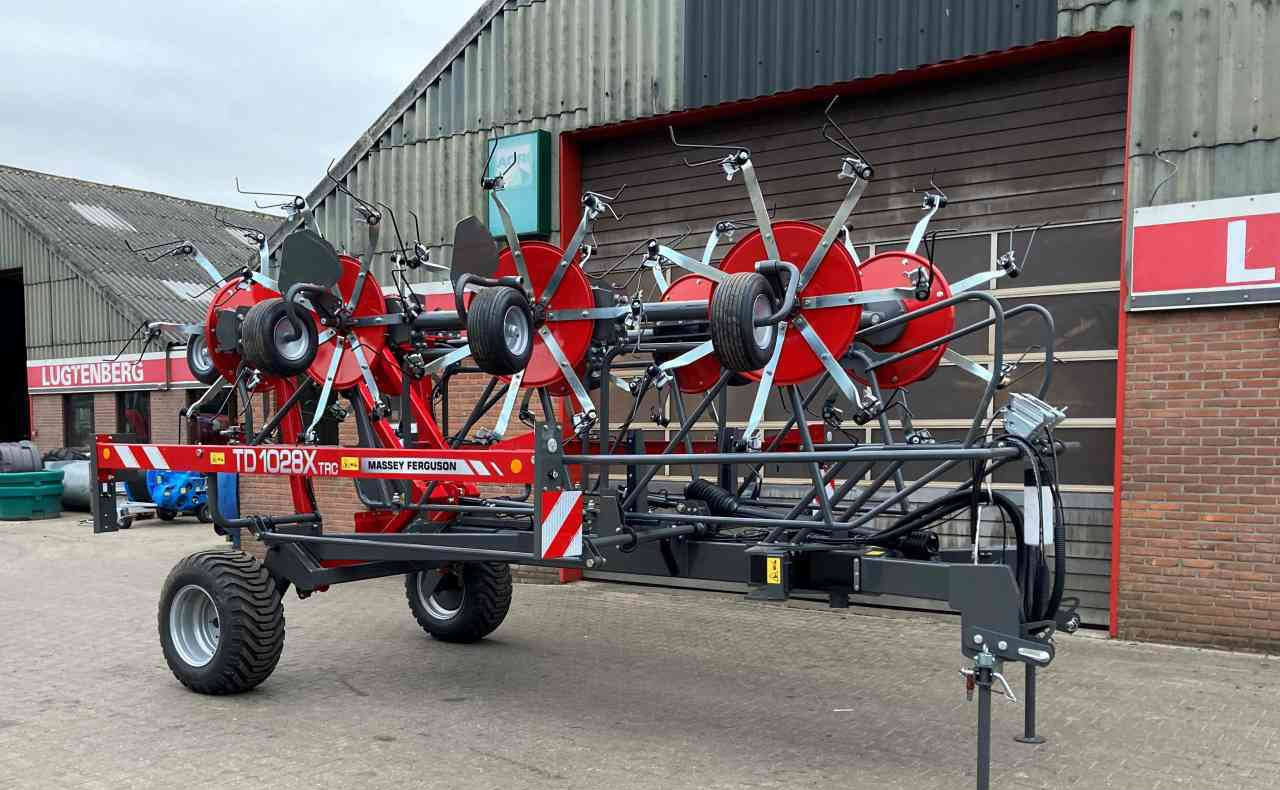 Hooischudder Massey Ferguson TD 1028X TRC Haaktandschudder Lely Lotus weidebouwmachines.