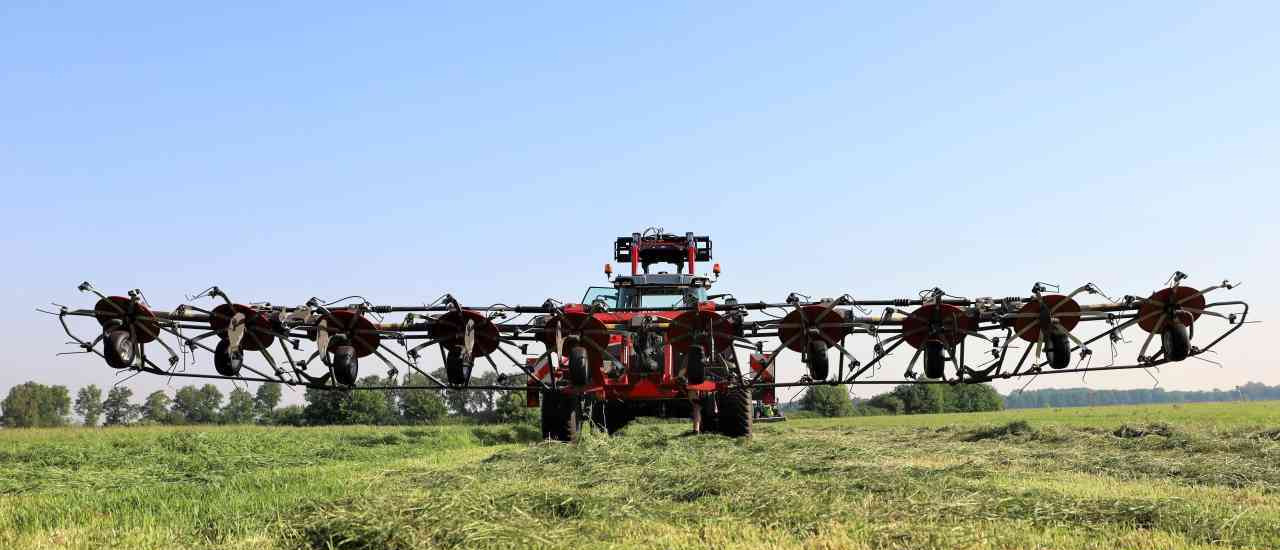 Hooischudder Massey Ferguson TD 1028X TRC Haaktandschudder Lely Lotus weidebouwmachines.