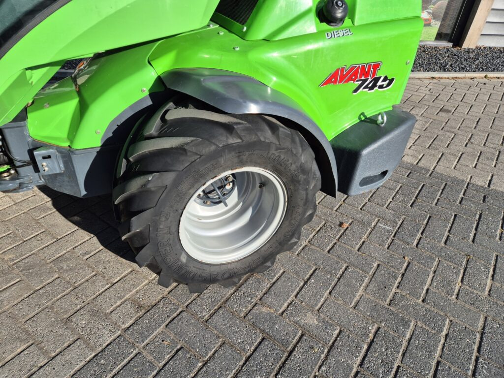 Kniklader AVANT 745 optidrive