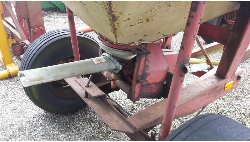 Kunstmeststrooier GETROKKEN pendel strooier - Gebruikt