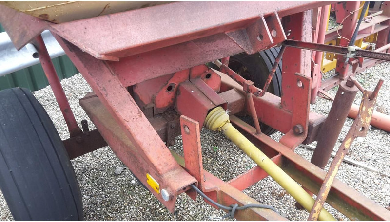 Kunstmeststrooier GETROKKEN pendel strooier - Gebruikt