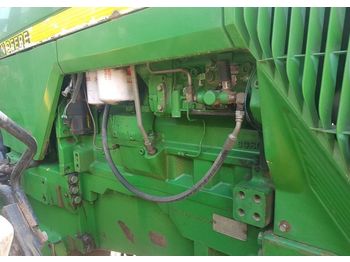 Landbouw tractor JOHN DEERE 8200