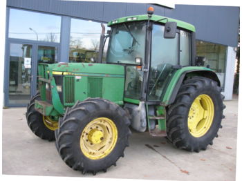 Landbouw tractor John Deere 6110