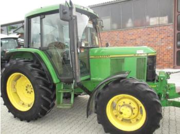 Landbouw tractor John Deere 6200