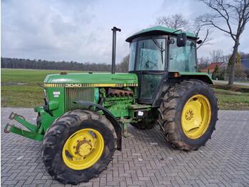 John Deere 3040 - landbouwtrekker