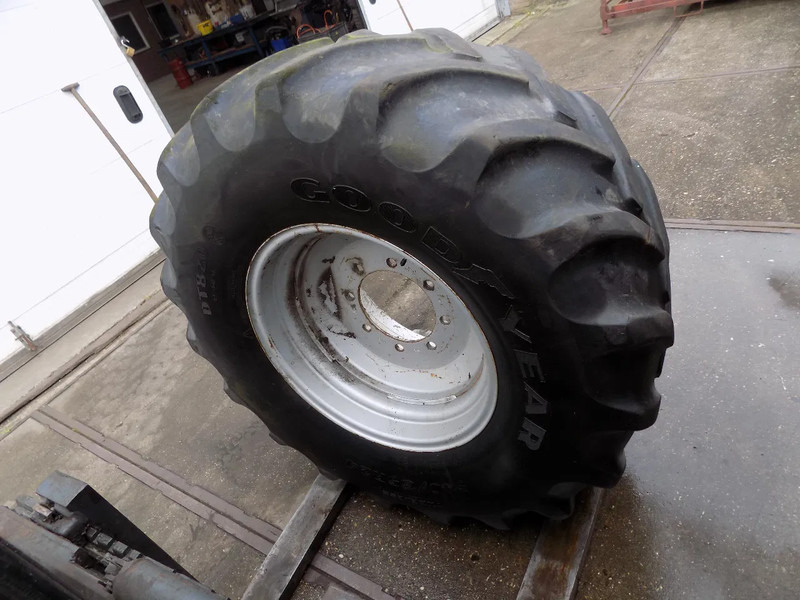 Maaidorser GOOD YEAR banden met velg good year banden met velg 540/65 R 24