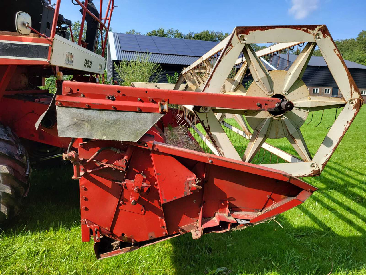 Maaidorser INTER 953 COMBINE HARVESTER "5 TEDDER"
