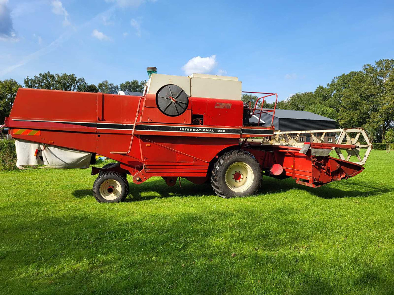 Maaidorser INTER 953 COMBINE HARVESTER "5 TEDDER"