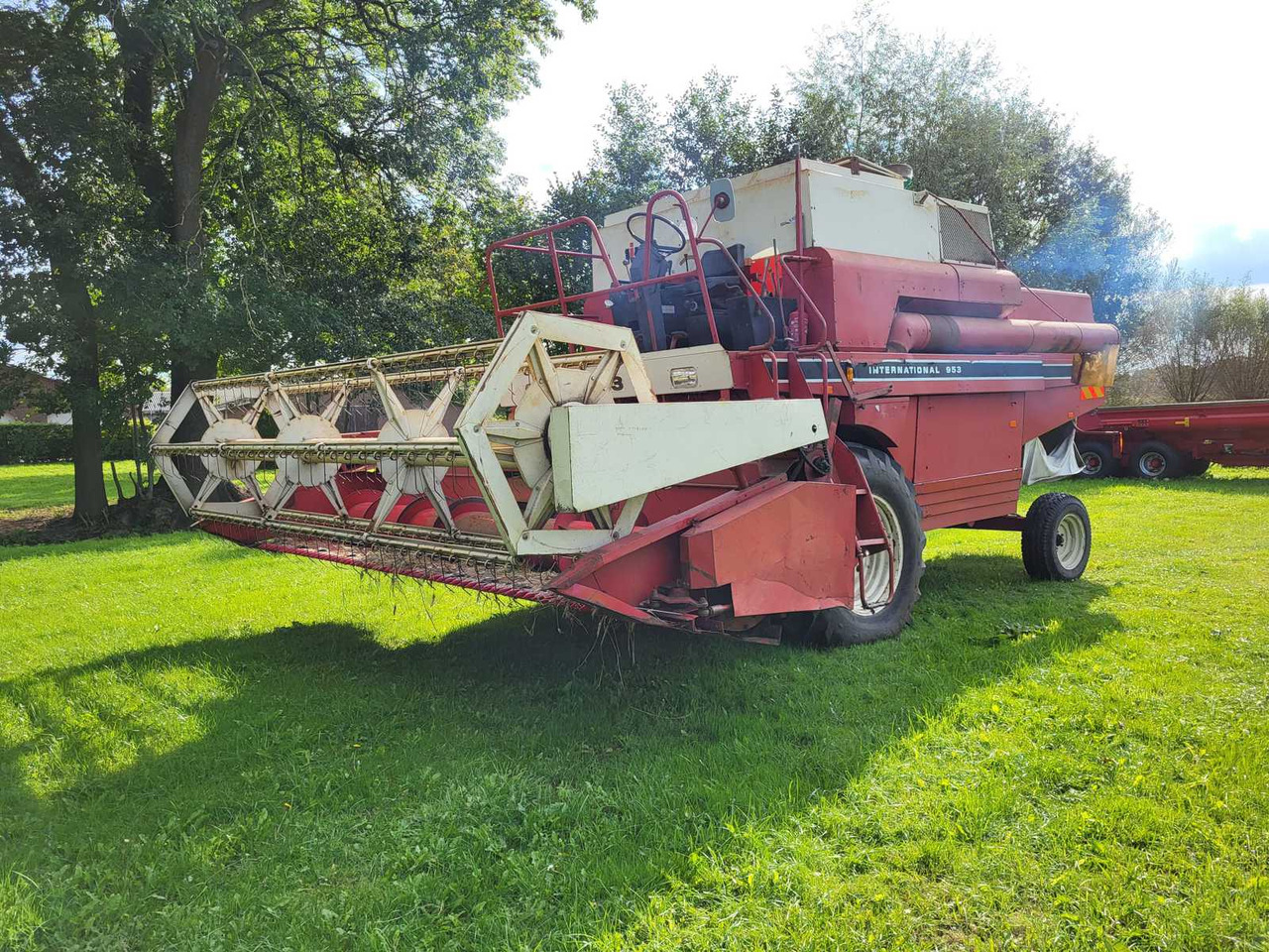 Maaidorser INTER 953 COMBINE HARVESTER "5 TEDDER"