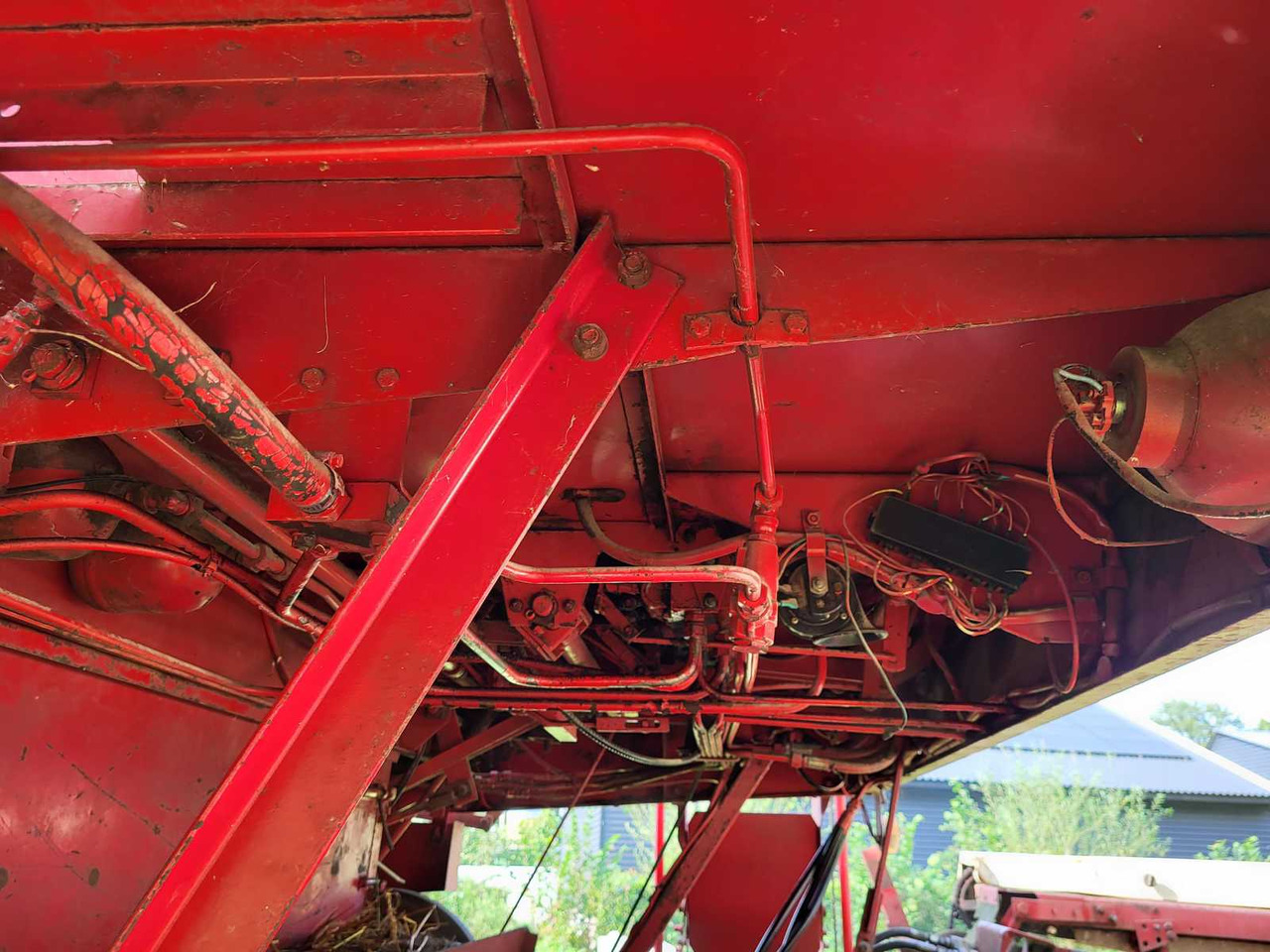 Maaidorser INTER 953 COMBINE HARVESTER "5 TEDDER"