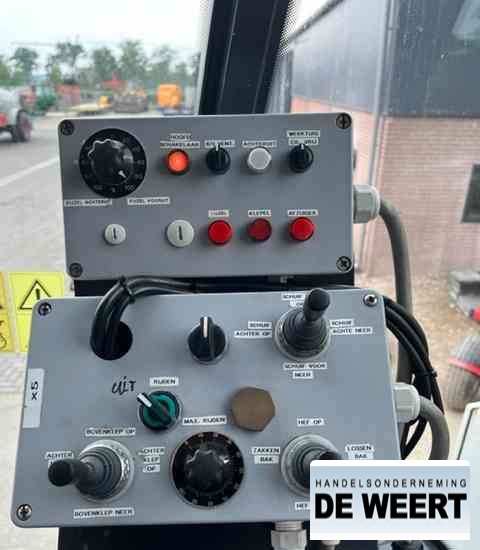 Maaimachine hovertrack , iveco , maai-zuigcombinatie