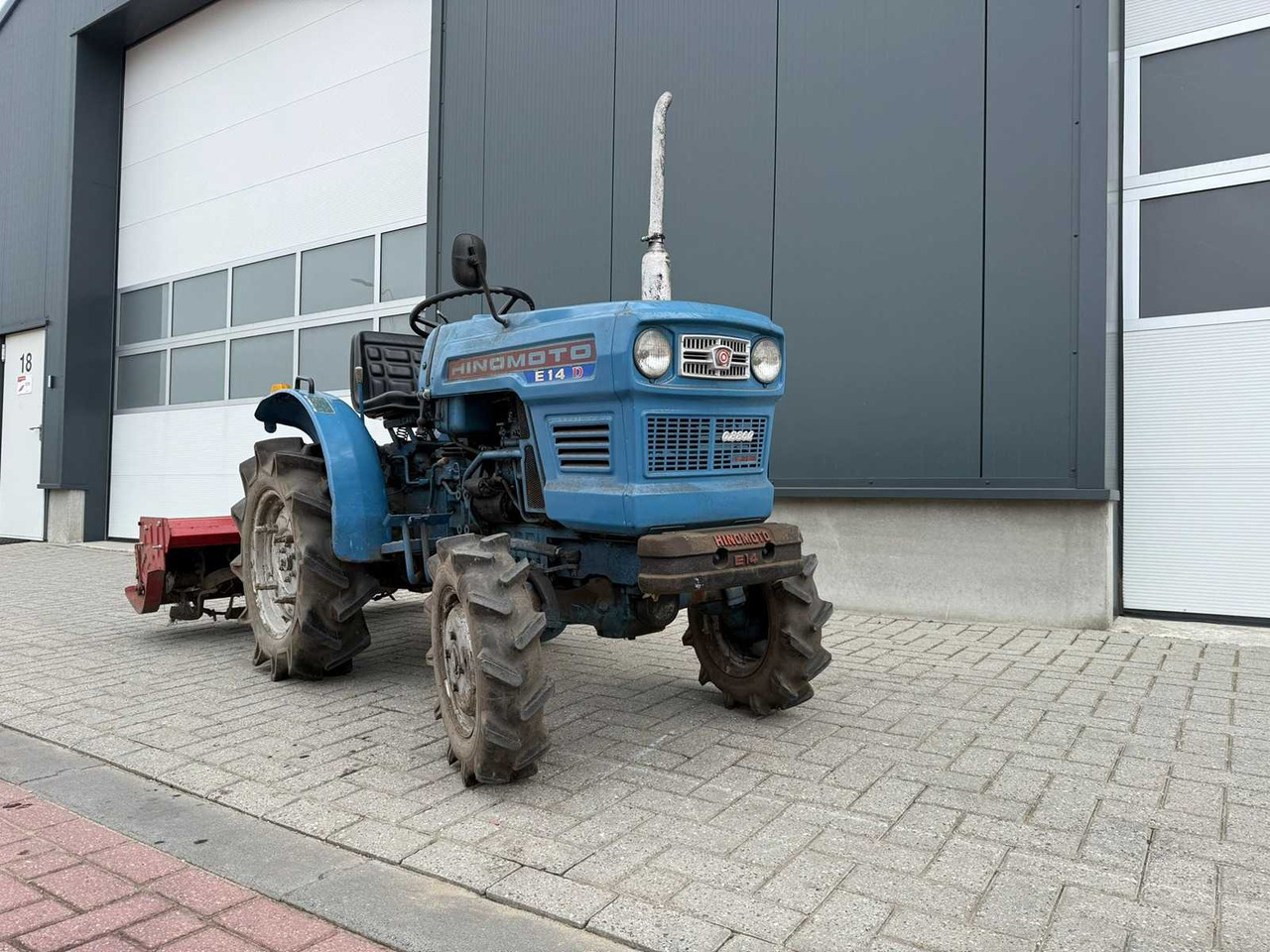 Mini tractor Hinomoto E-14 met Grondfrees