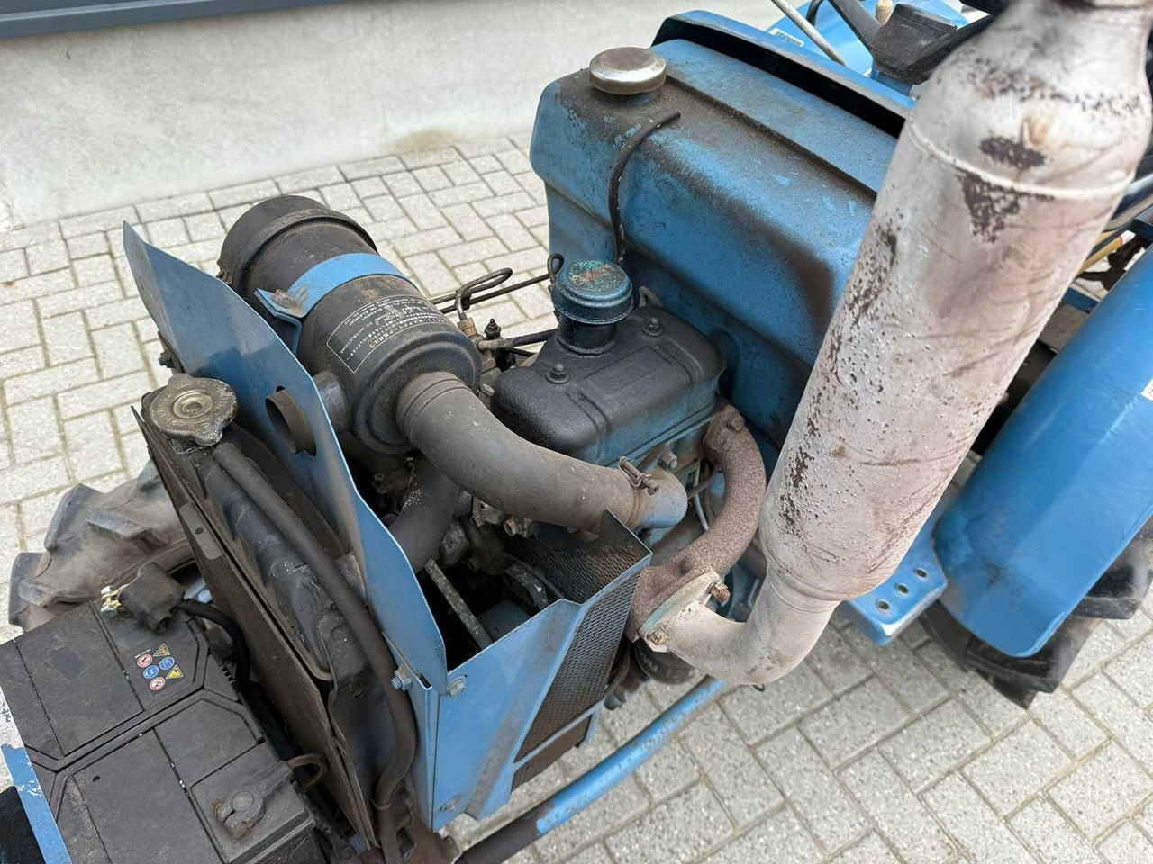 Mini tractor Hinomoto E-14 met Grondfrees