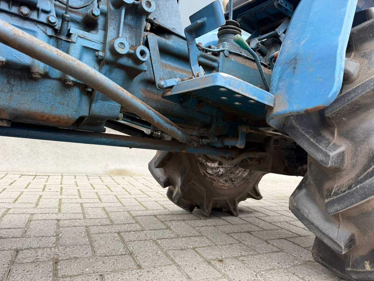 Mini tractor Hinomoto E-14 met Grondfrees