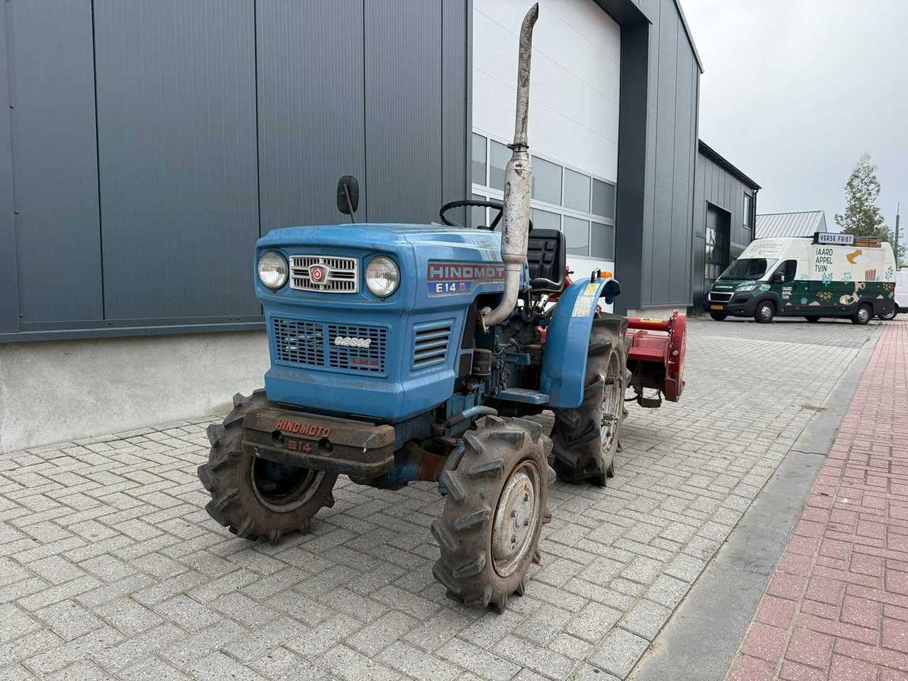 Mini tractor Hinomoto E-14 met Grondfrees