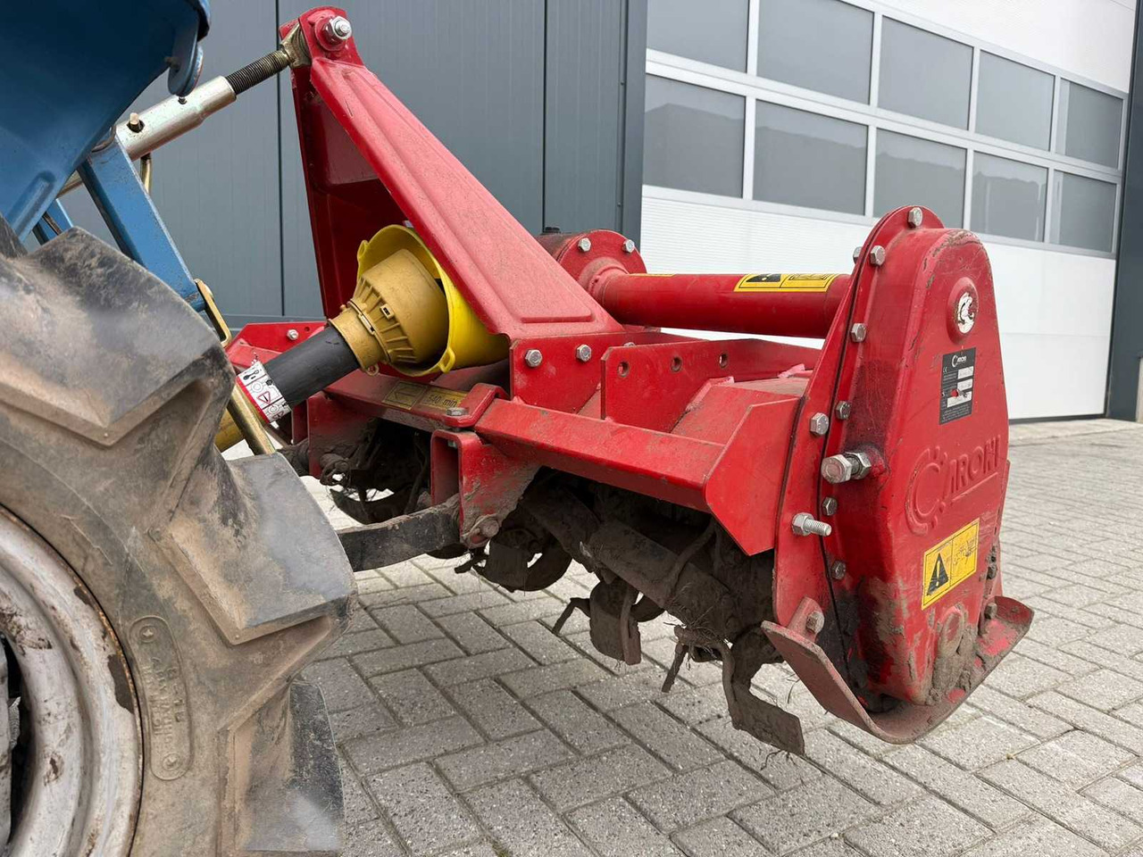 Mini tractor Hinomoto E-14 met Grondfrees