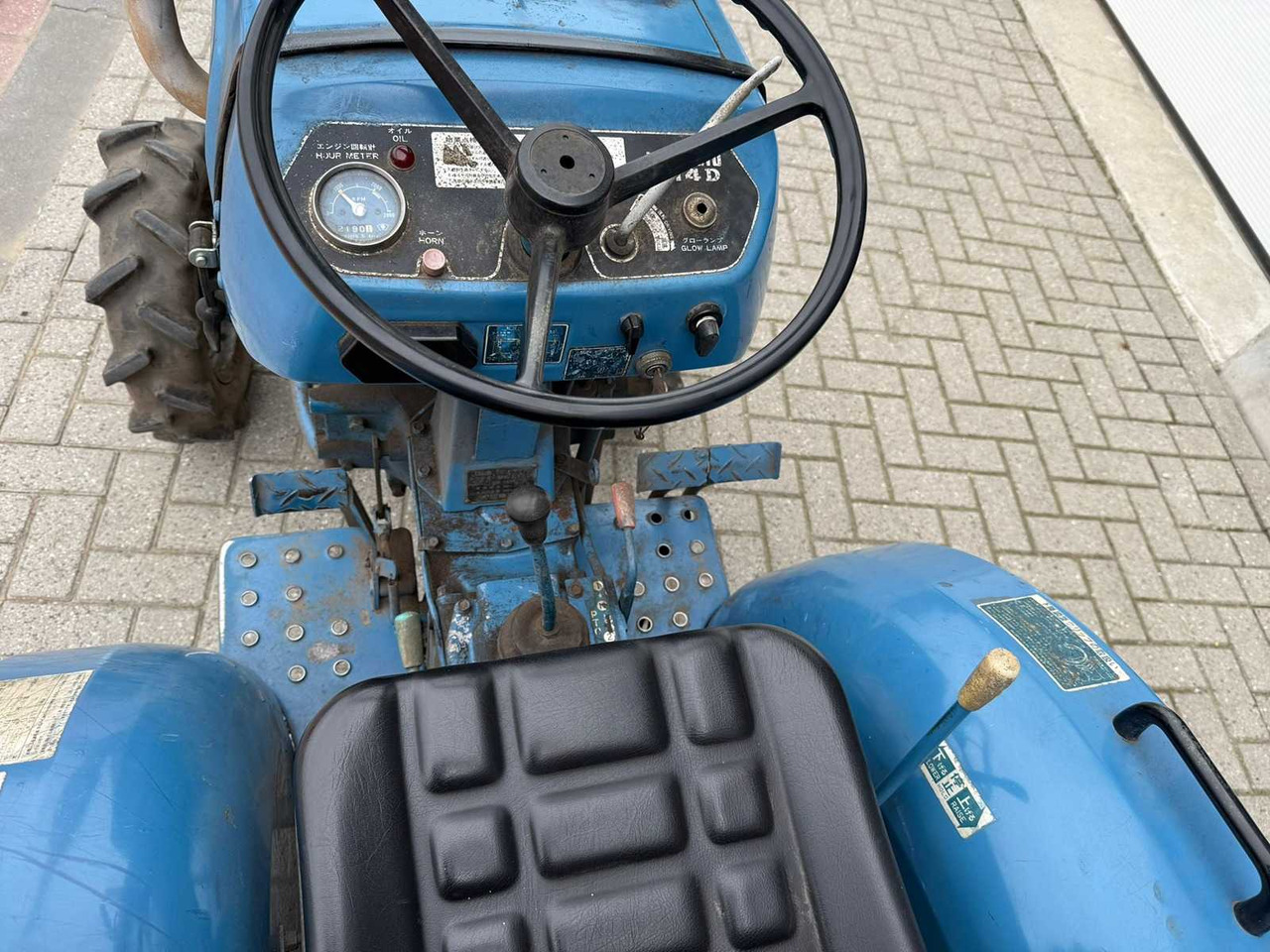 Mini tractor Hinomoto E-14 met Grondfrees