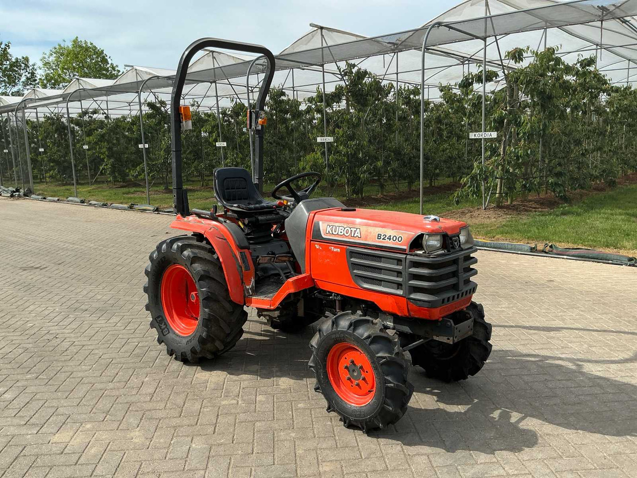 Mini tractor Kubota B2400