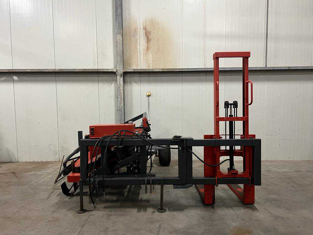 Landbouwmachine Mounted top lifting harvester